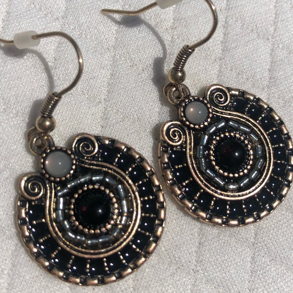 Beautiful vintage feel lightweight classic earrings 🖤 - Picture 12 of 14